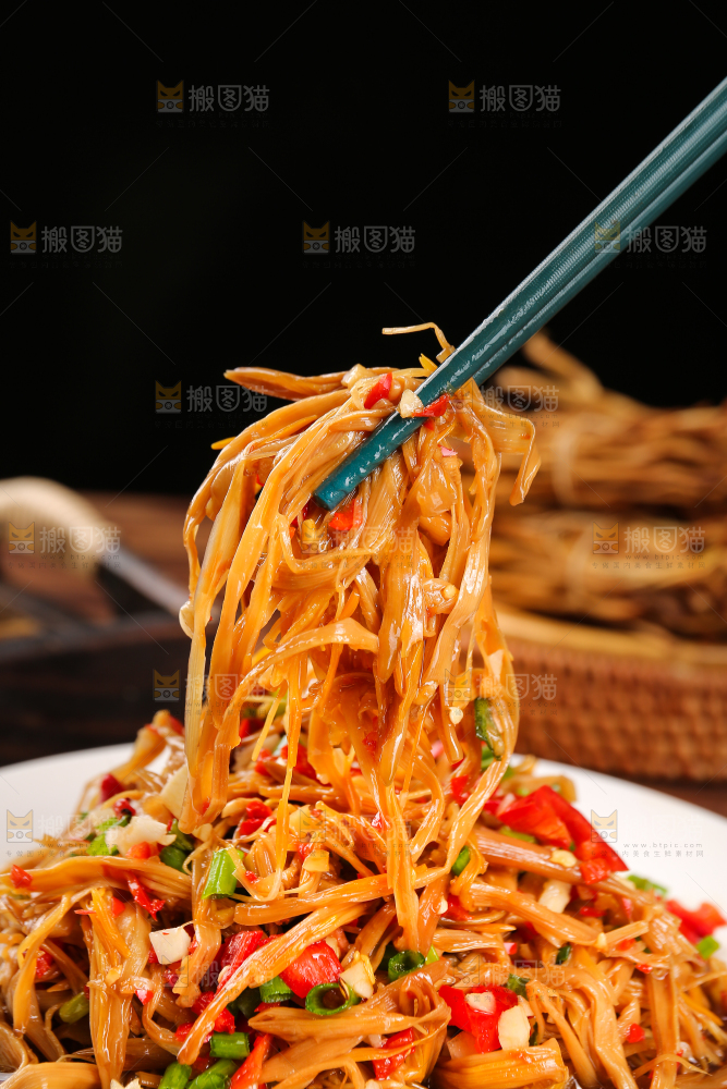 筷子上夹着炒黄花