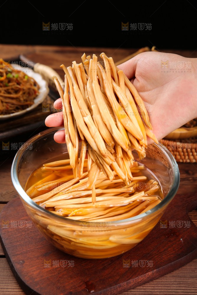 手上拿着黄花菜