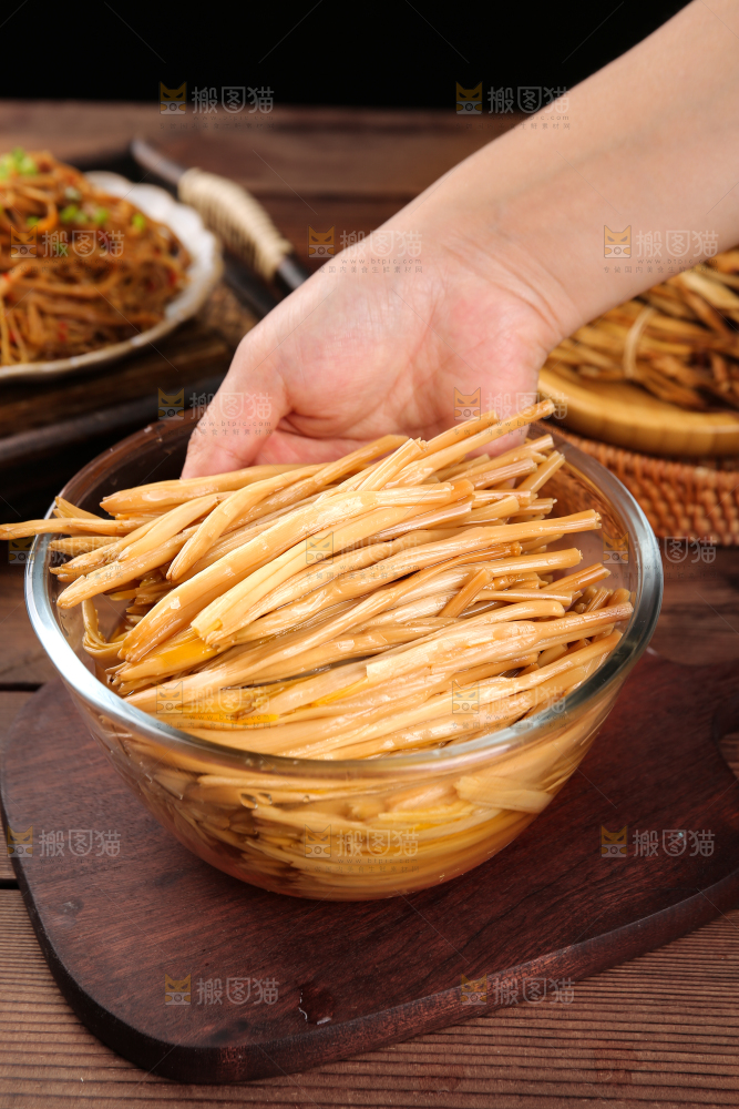 木底上的一碗黄花菜