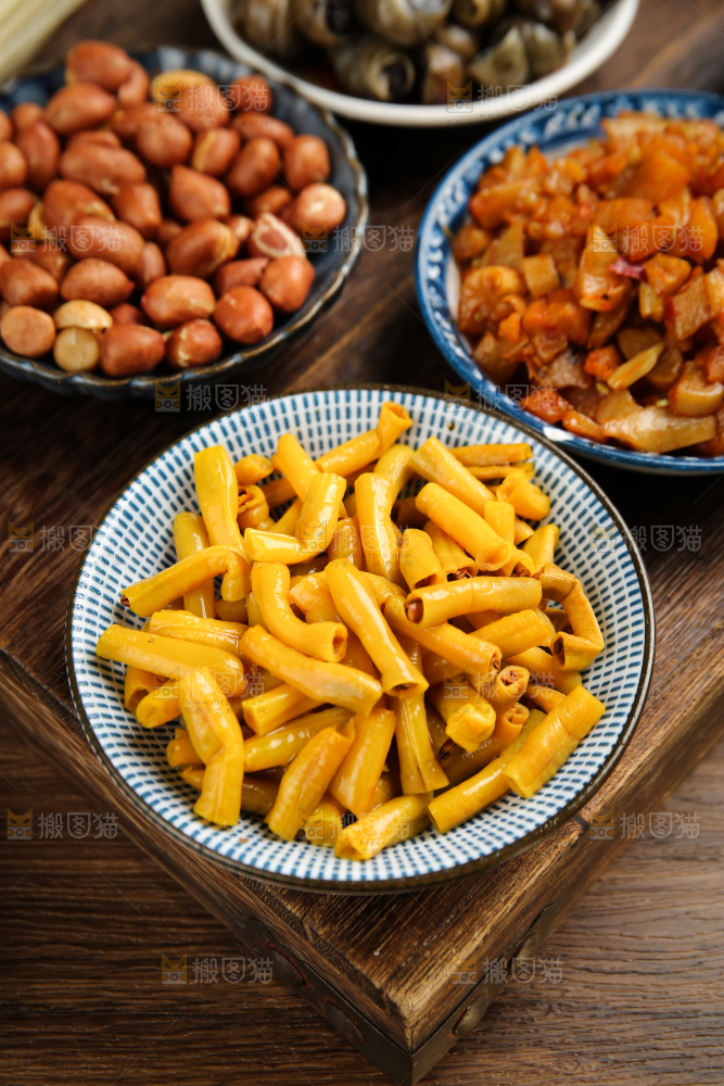 盘子里的酸豆角