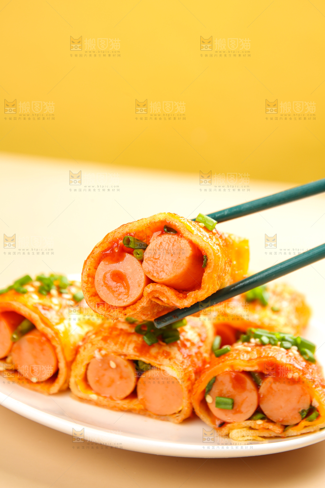 筷子夹着的烤冷面
