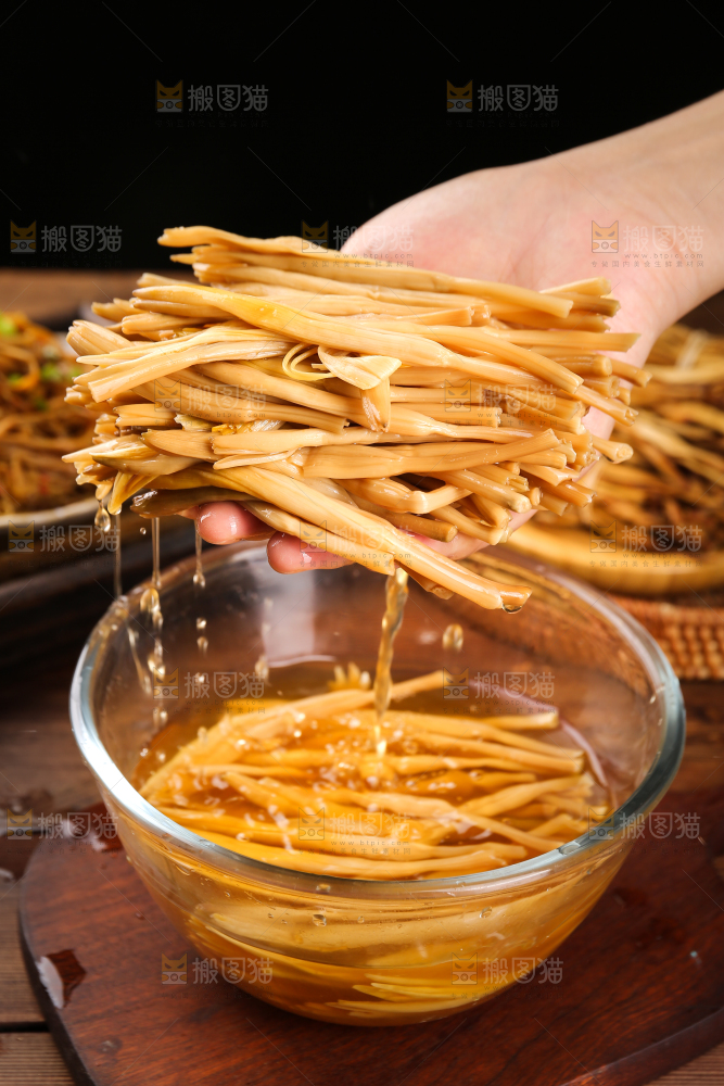 手上拿着黄花菜
