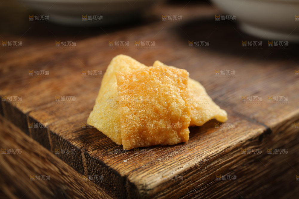 木底上放着的炸腐竹