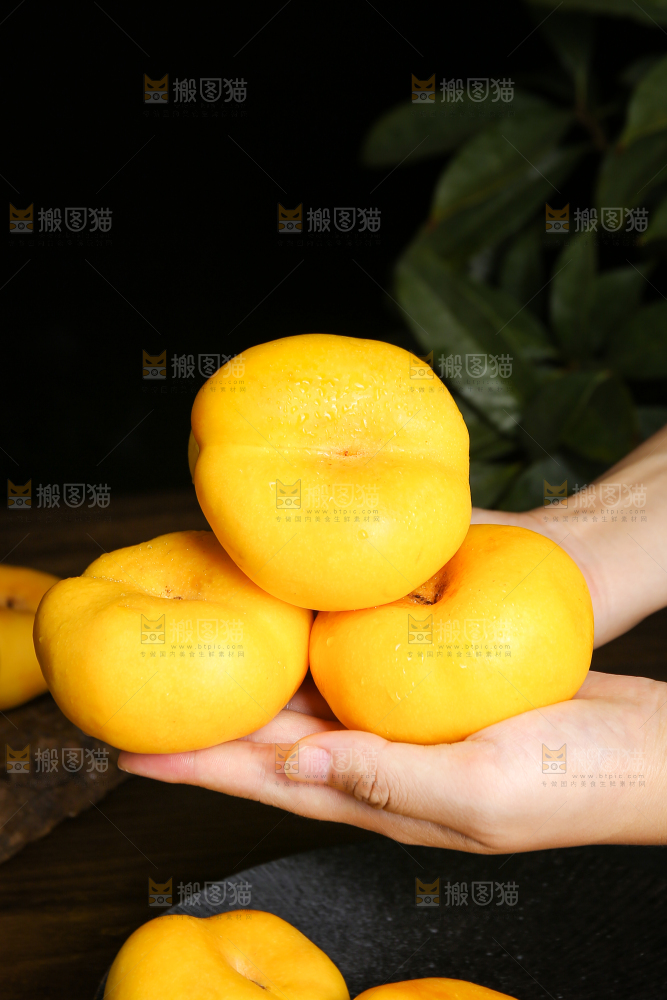 手捧着黄蟠桃