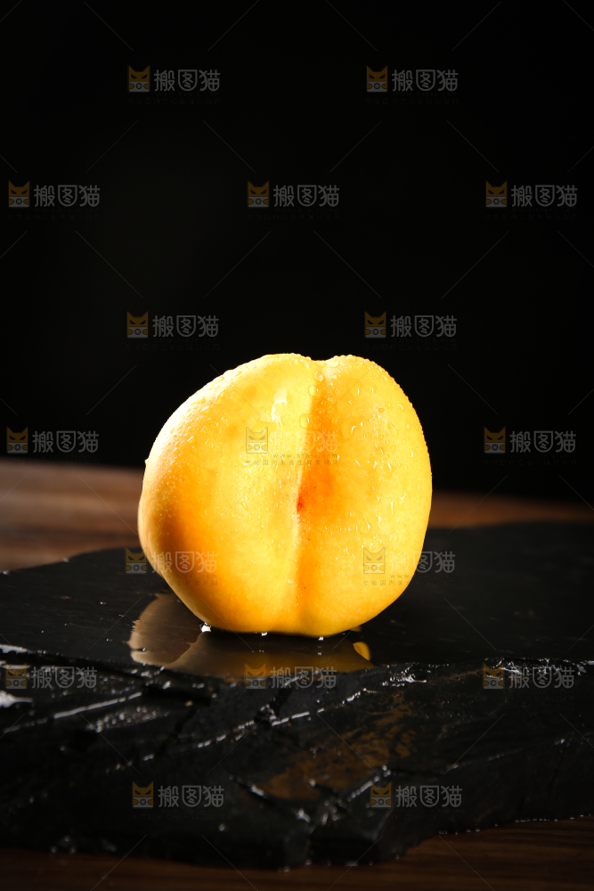 黑石板上的黄蟠桃