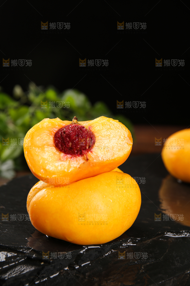 黑石板上放着的黄蟠桃