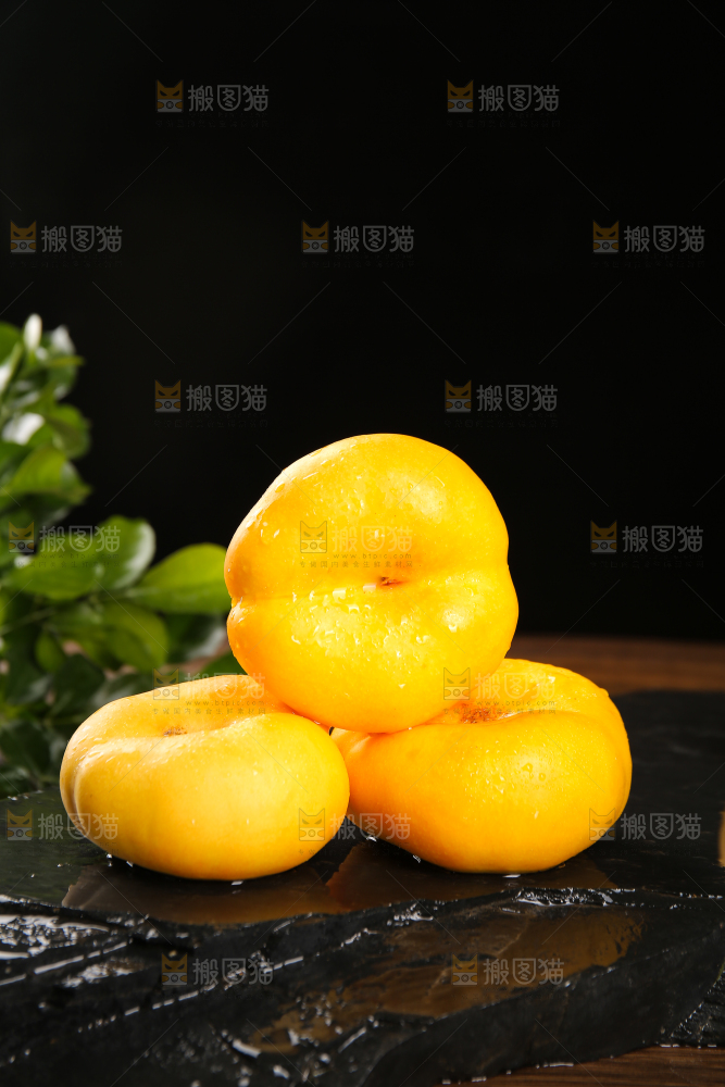 黑石板上的新鲜黄蟠桃