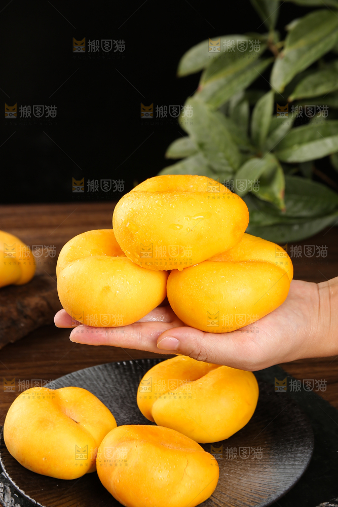 手捧着黄金蟠桃