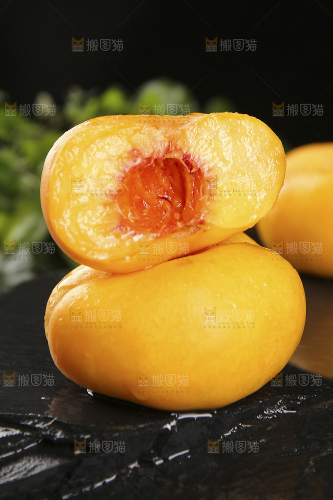 黑石板上放着的黄蟠桃