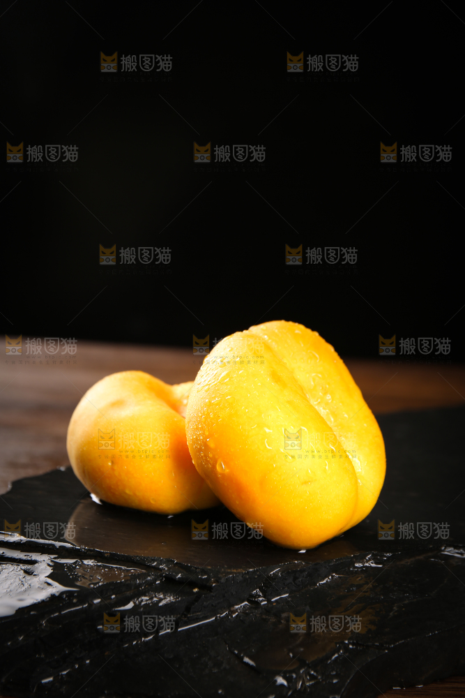 黑石板上的黄蟠桃