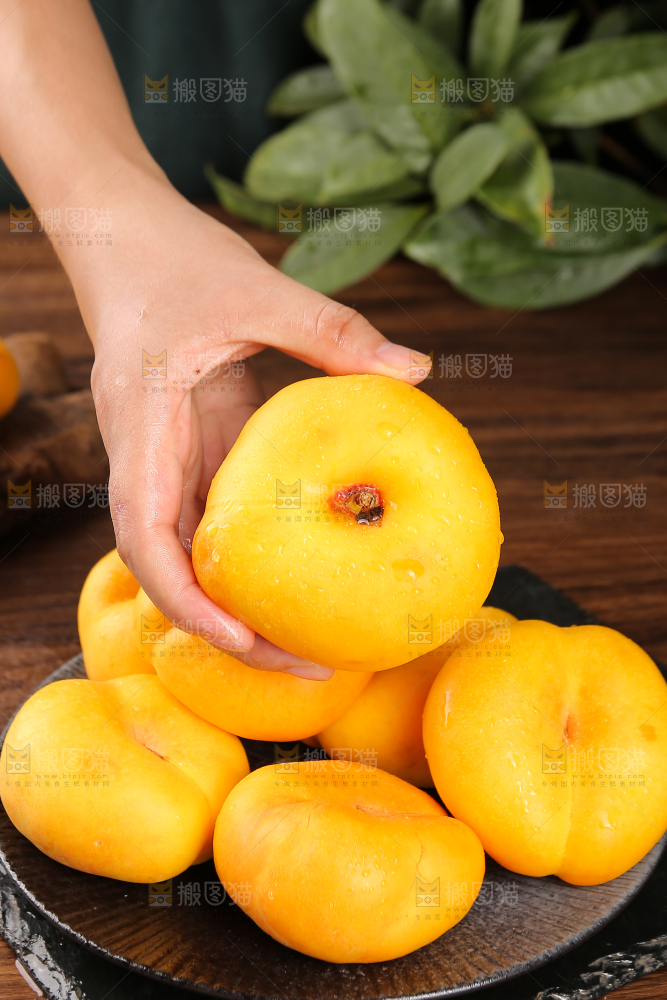 手上拿着新鲜黄蟠桃