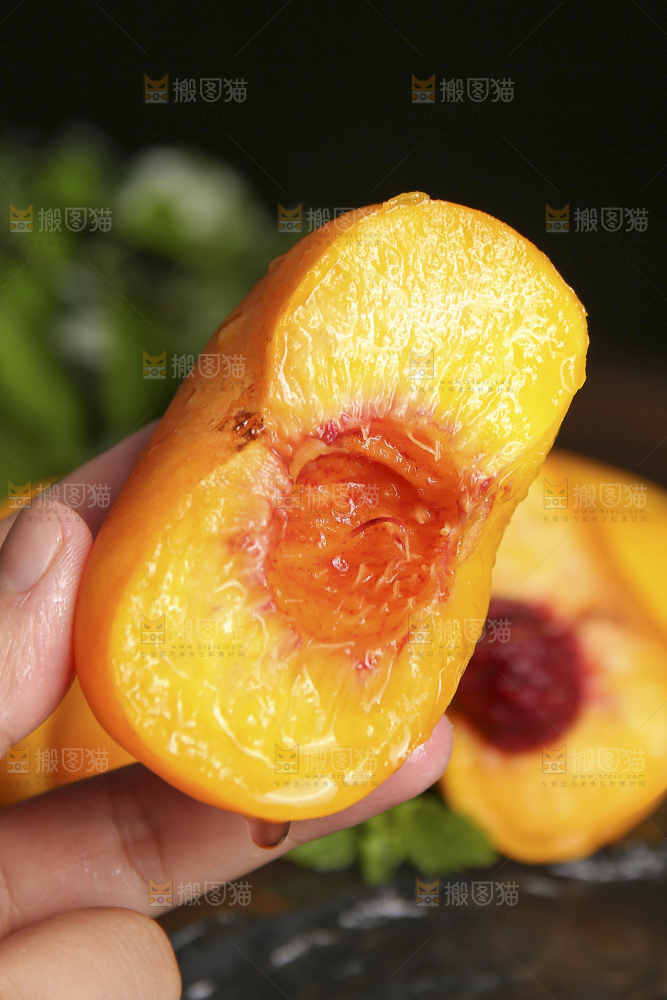 手拿着新鲜黄蟠桃