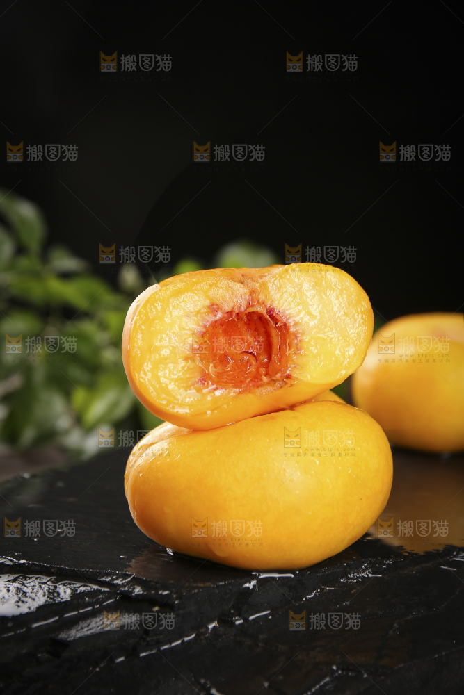 黑石板上放着的黄蟠桃