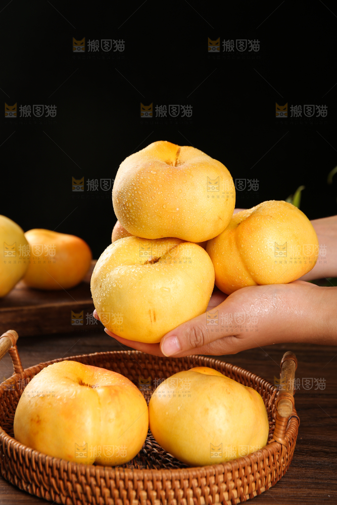 手上捧着黄金油蟠桃