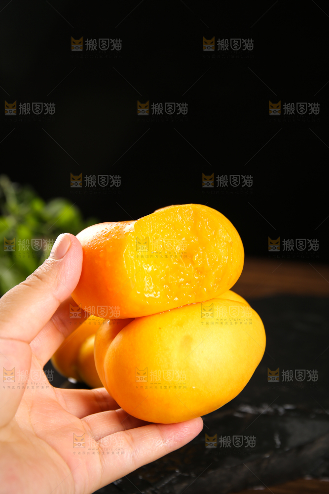 手上拿着黄金蟠桃