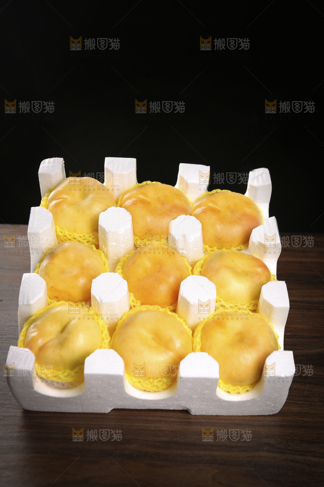 深底上的一箱黄油蟠桃