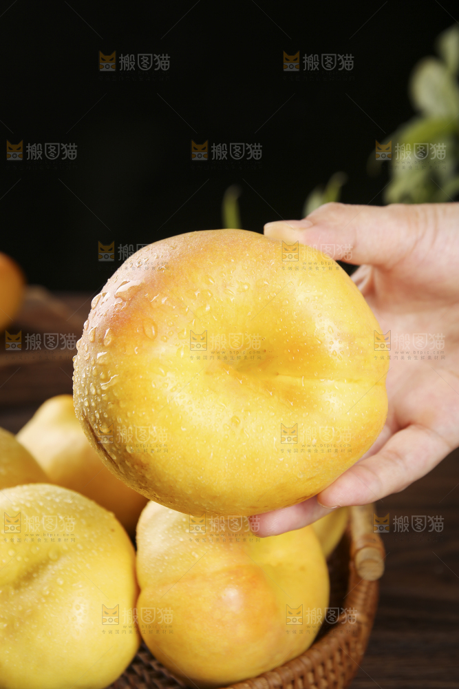 手上拿着黄金油蟠桃