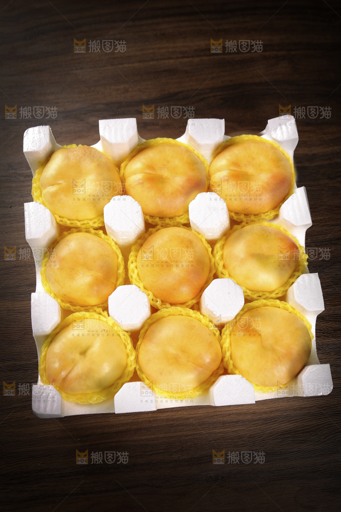 深底上的一箱黄油蟠桃