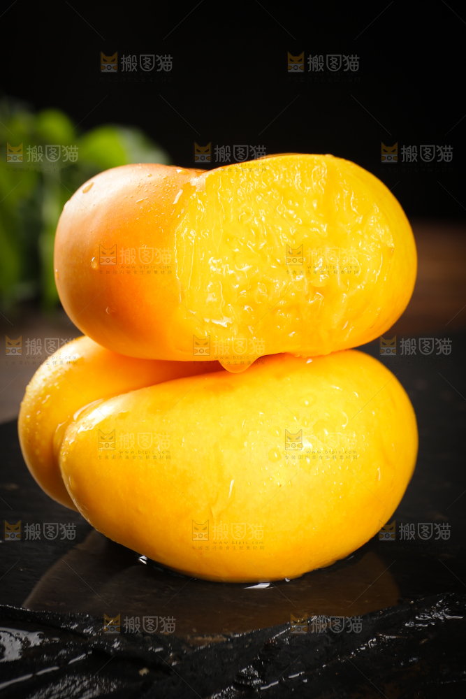 黑石板上摆放的黄金蟠桃
