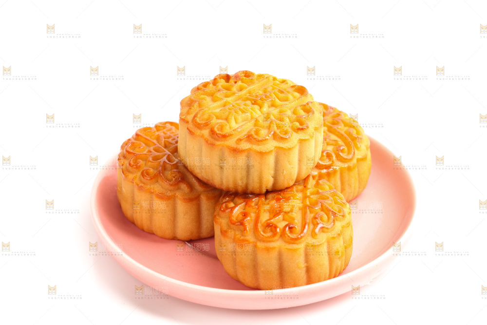 白底上盘子里的蛋黄月饼