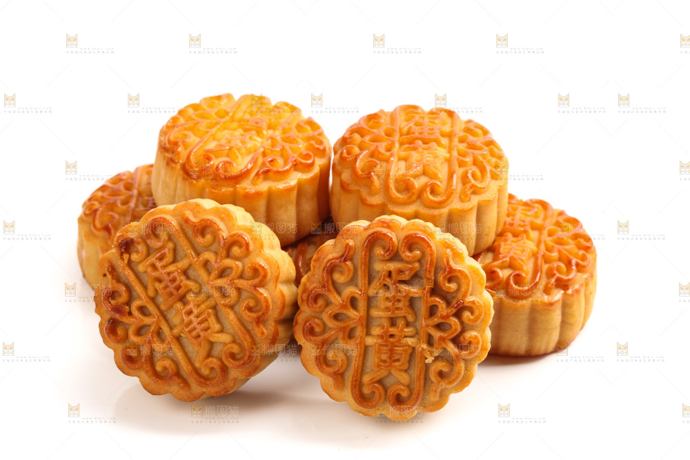 白底上摆放的蛋黄月饼