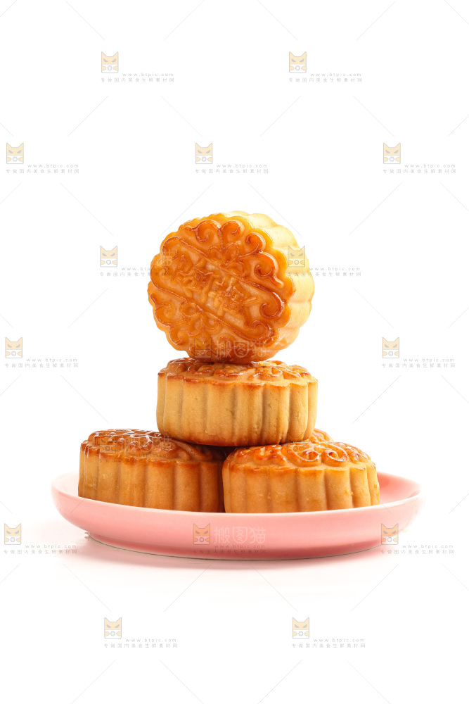 白底上盘子里的蛋黄月饼