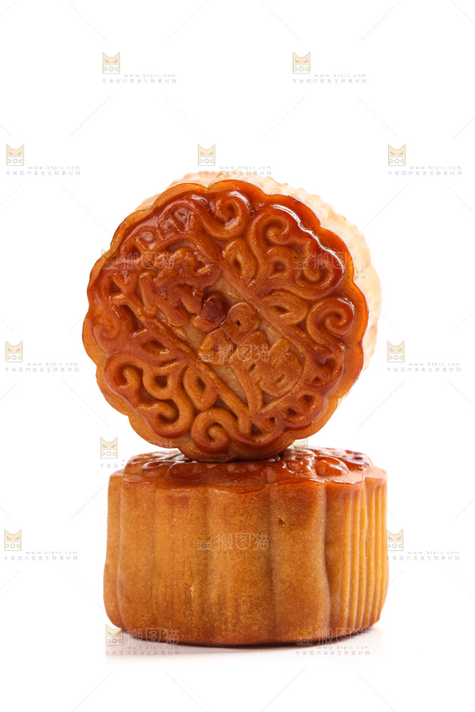 白底上放着的蛋黄月饼