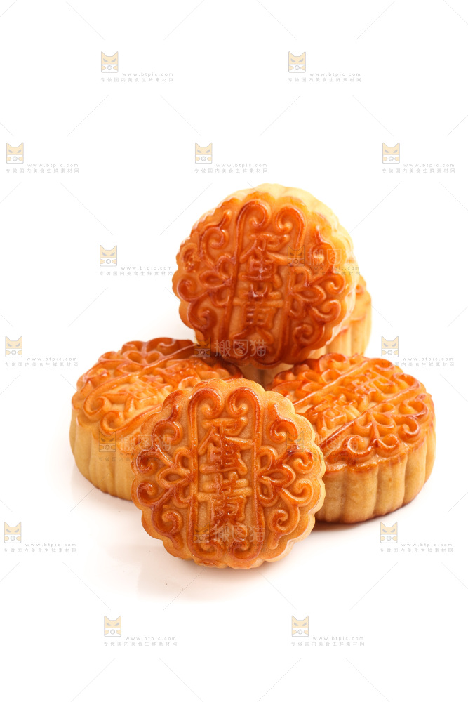 白底上摆放的蛋黄月饼