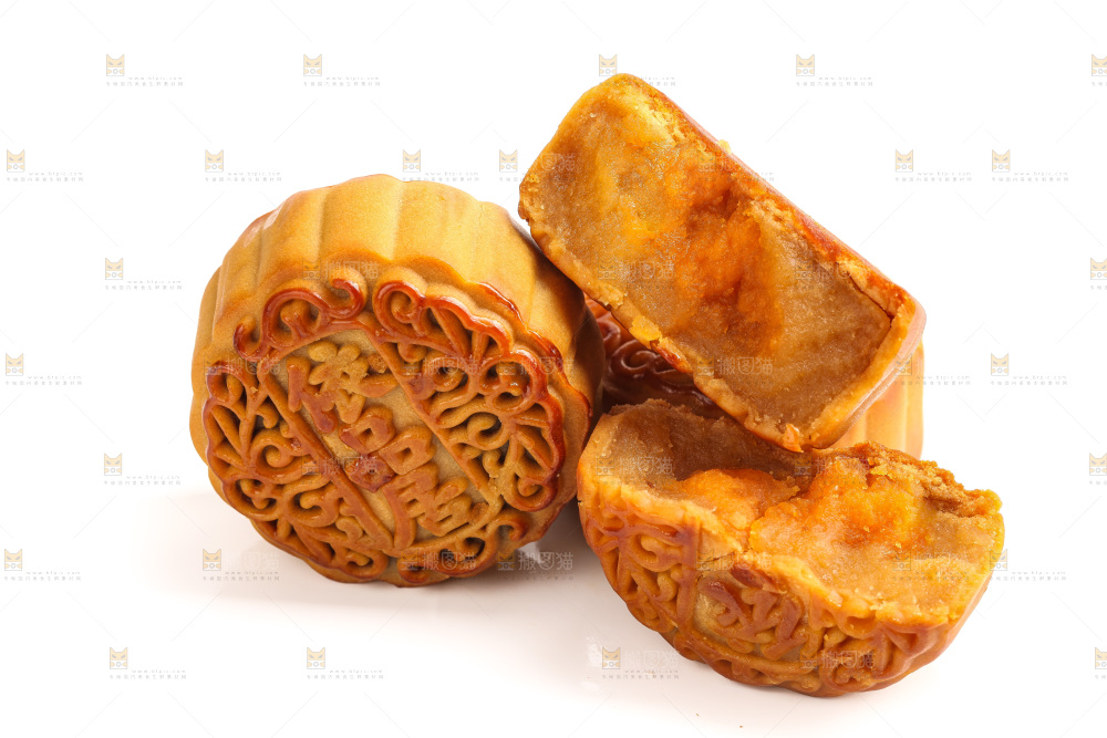 白底上切开的蛋黄月饼