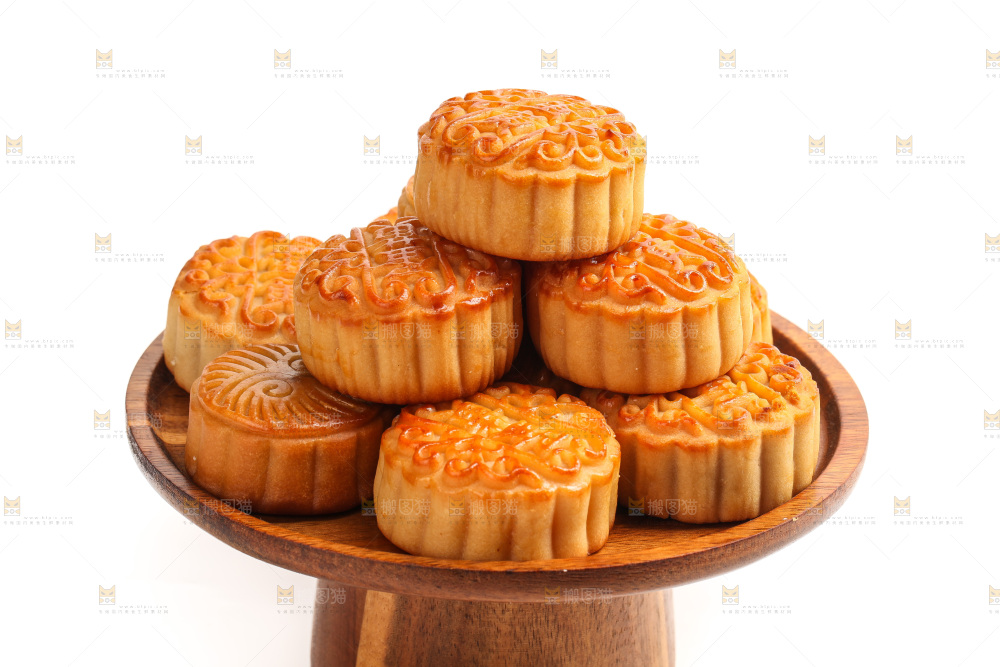 白底上的一盘蛋黄月饼