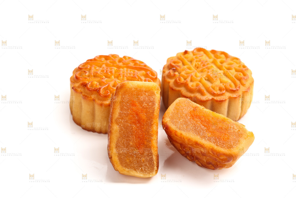 白底上切开的蛋黄月饼