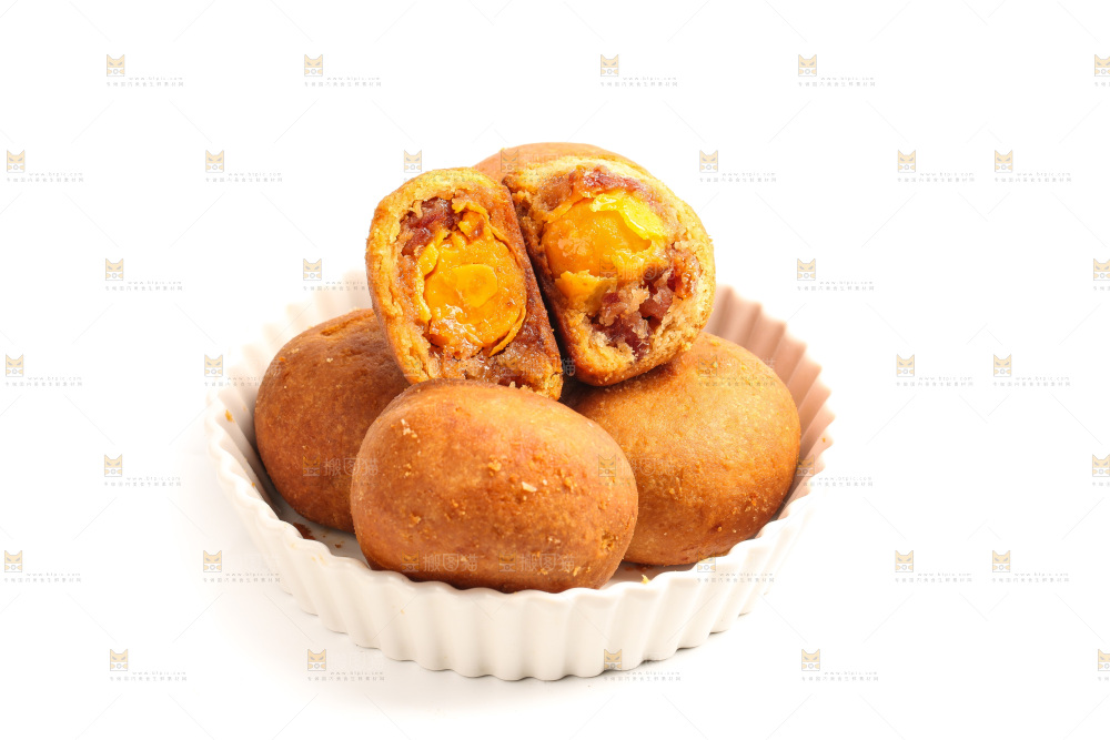 白底盘子里的火腿蛋黄月饼