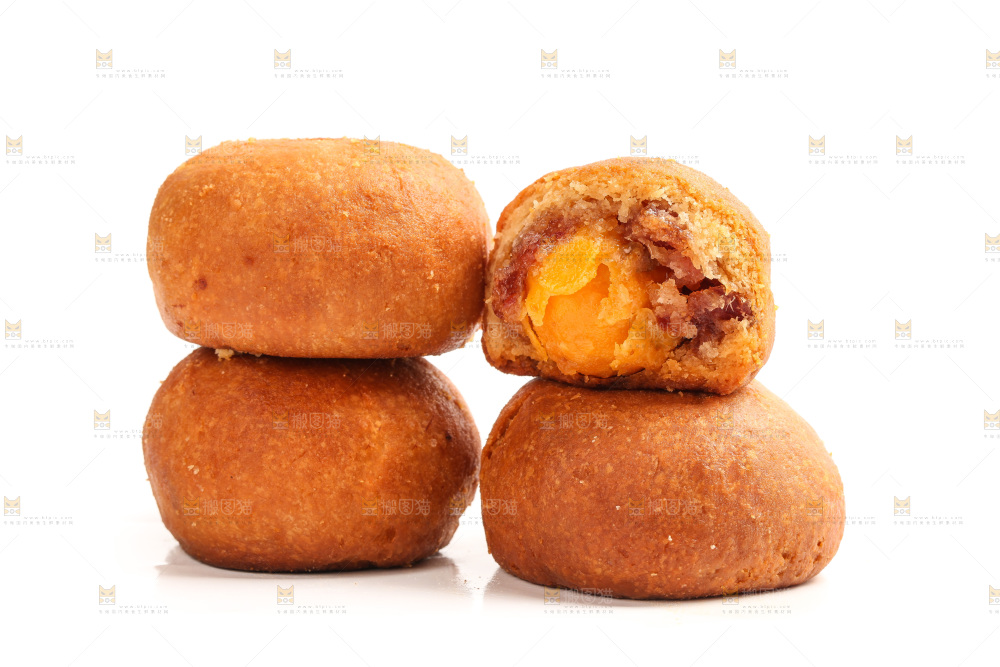 白底上的火腿蛋黄月饼