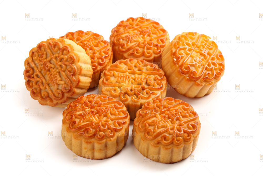白底上摆放的蛋黄月饼