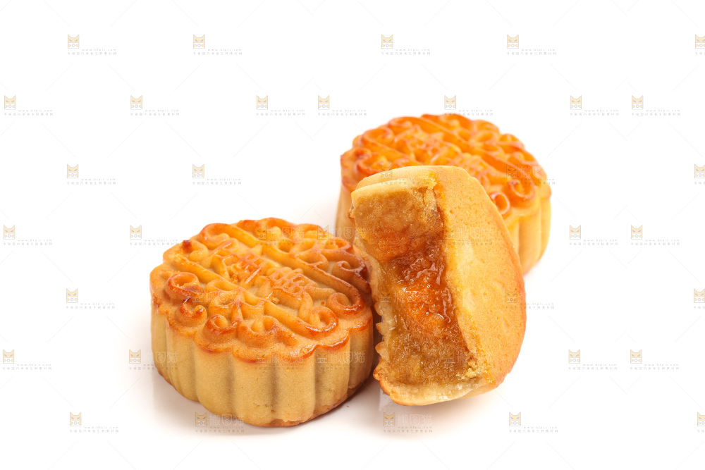 白底上切开的蛋黄月饼
