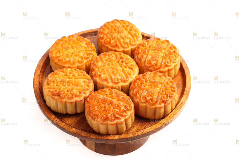 白底上盘子里的蛋黄月饼