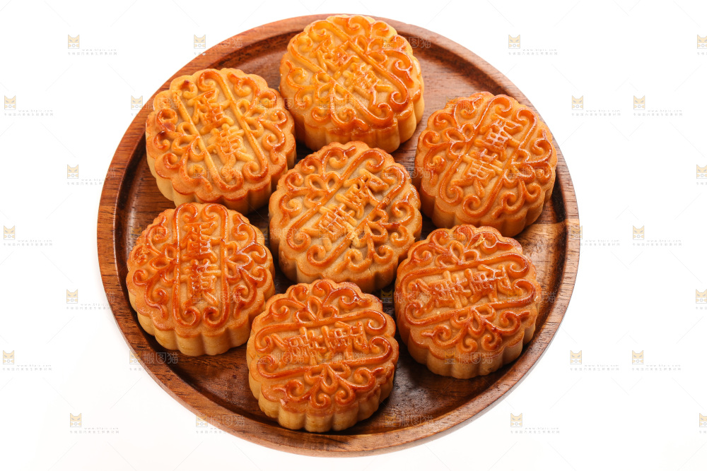 白底上的一盘蛋黄月饼