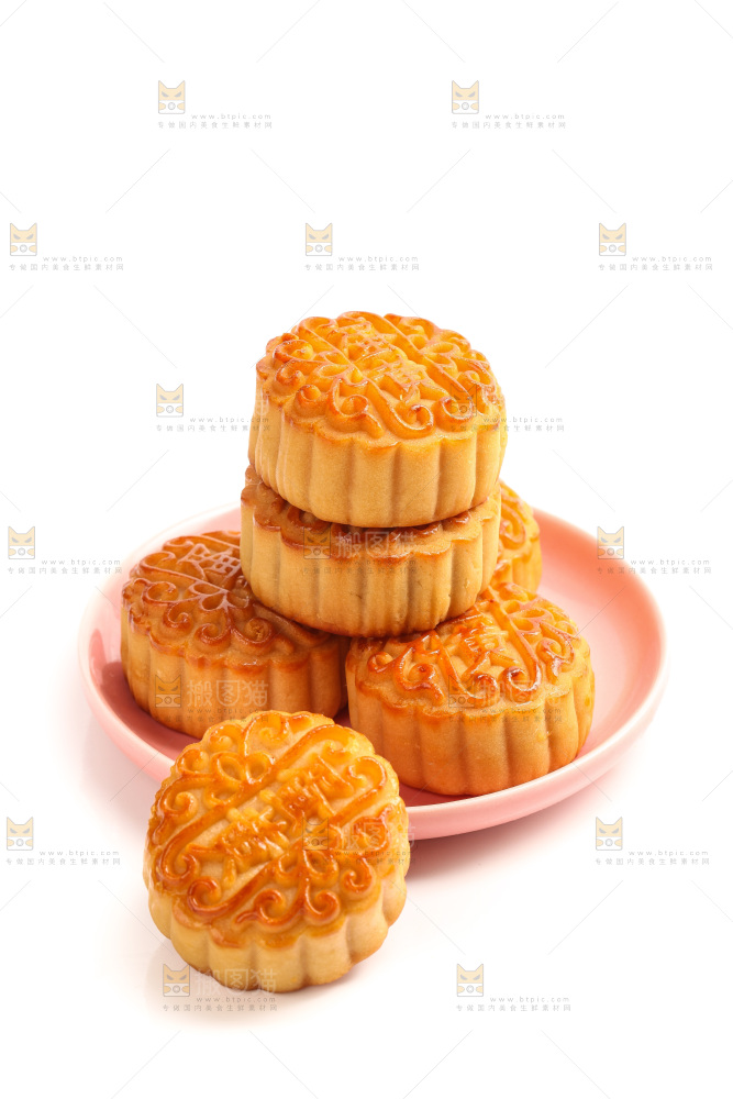 白底上盘子里的蛋黄月饼