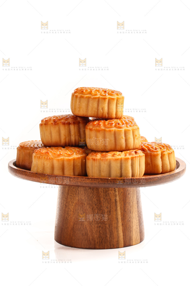白底上盘子里的蛋黄月饼