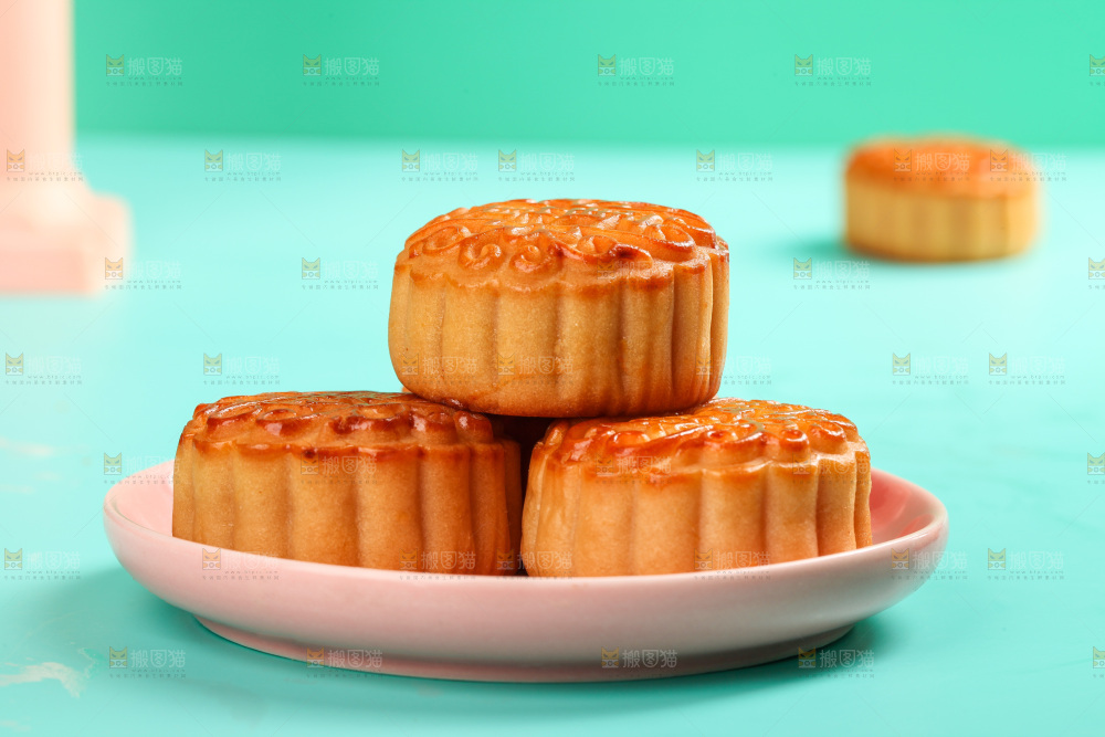 盘子里的蛋黄月饼