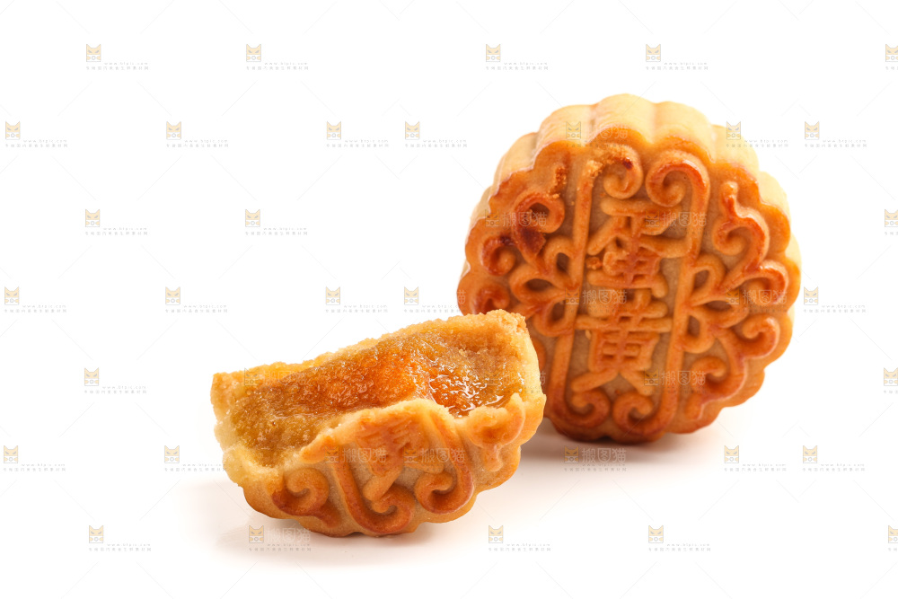 白底上切开的蛋黄月饼