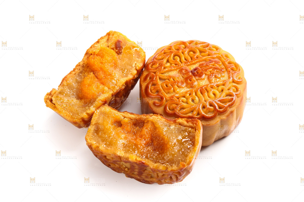 白底上切开的蛋黄月饼