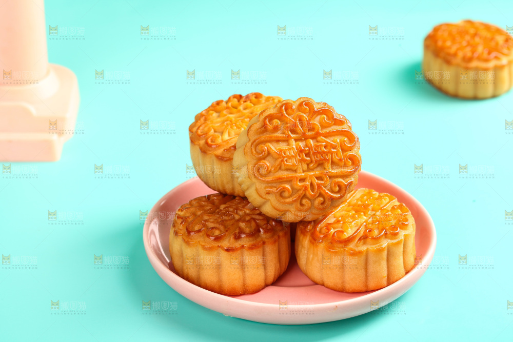 盘子里的蛋黄月饼