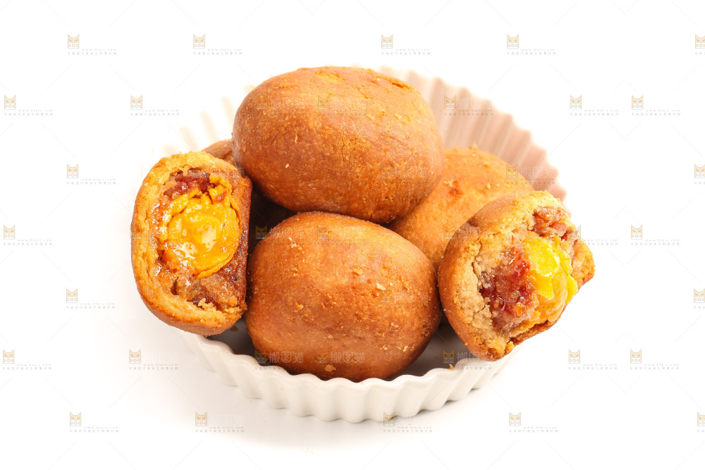 白底盘子里的火腿蛋黄月饼