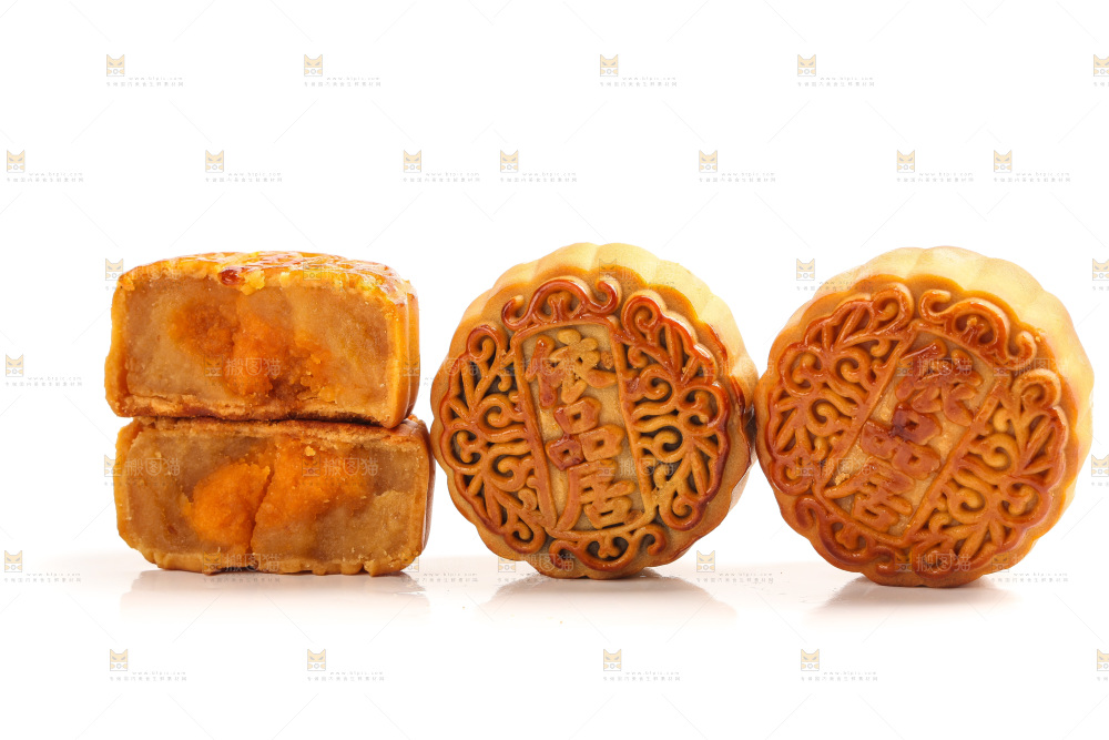 白底上切开的蛋黄月饼