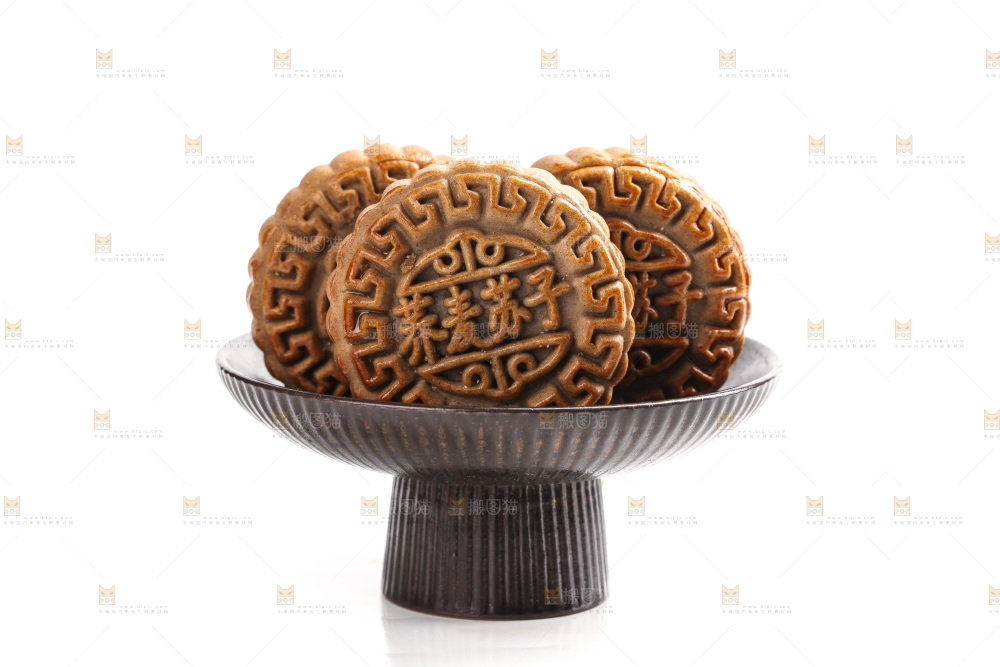 白底上的一盘荞麦苏子月饼
