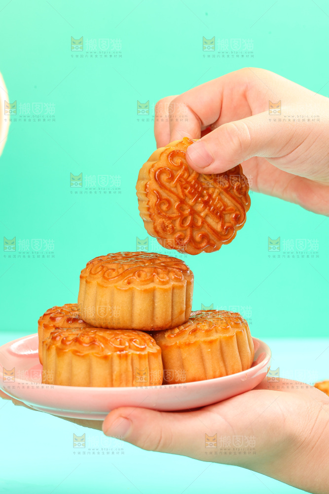 手捧着一盘蛋黄月饼