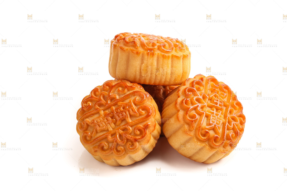 白底上摆放的蛋黄月饼