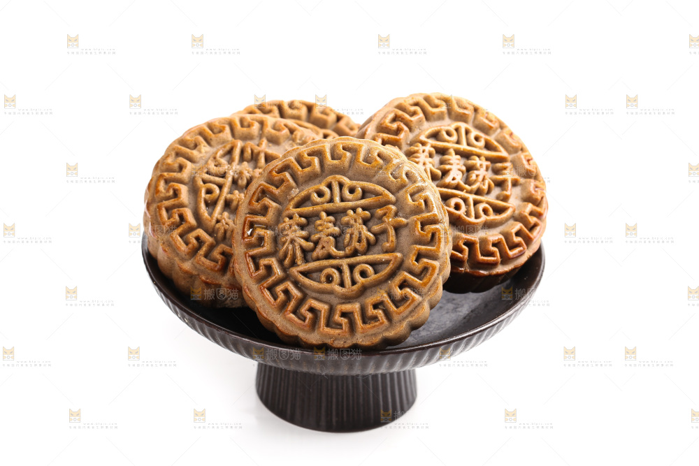 白底上的一盘荞麦苏子月饼