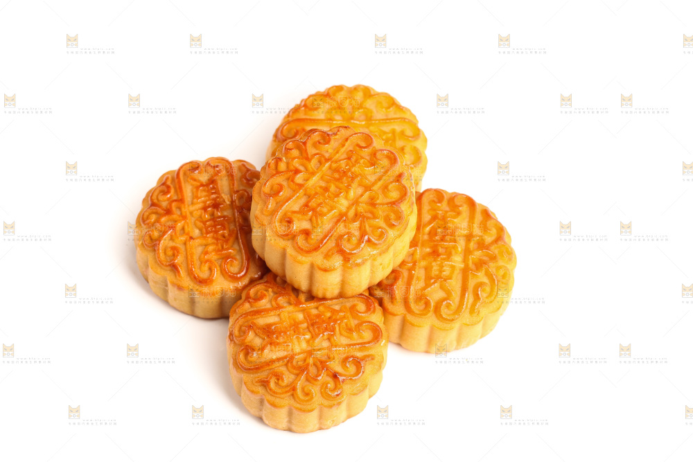 白底上摆放的蛋黄月饼